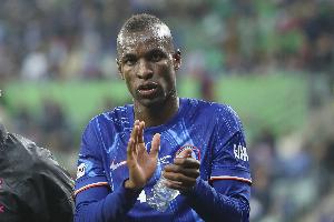 安卓下载-记者晒杰克逊与经纪人登机视频：球员即将前往慕尼黑进行体检