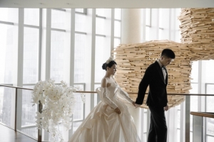 王薪凯妻子晒曾经结婚照：爱意起于一瞬 结局愿是一生