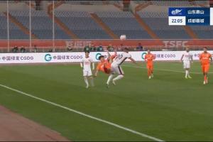 mk娱乐-动作稍大！刘洋倒钩式解围踢中罗慕洛，被主裁出示黄牌