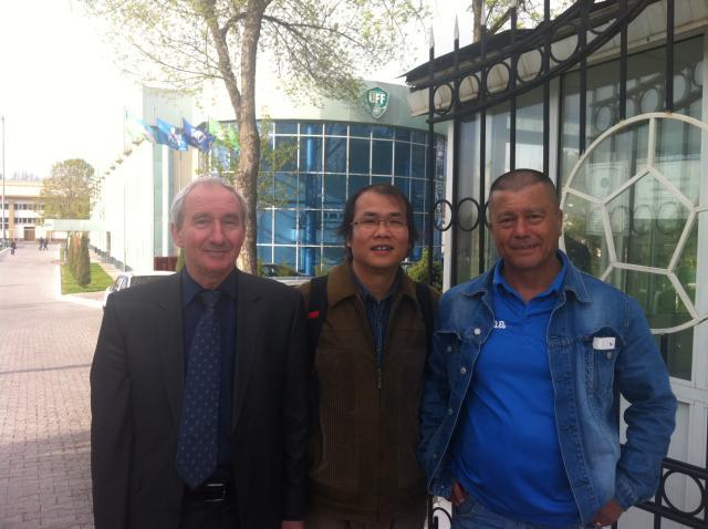 1714923377647022119.jpg 2013年赴乌兹别克采访时,与2001年世预赛时乌兹别克国家队的管理人员再次相遇.jpg