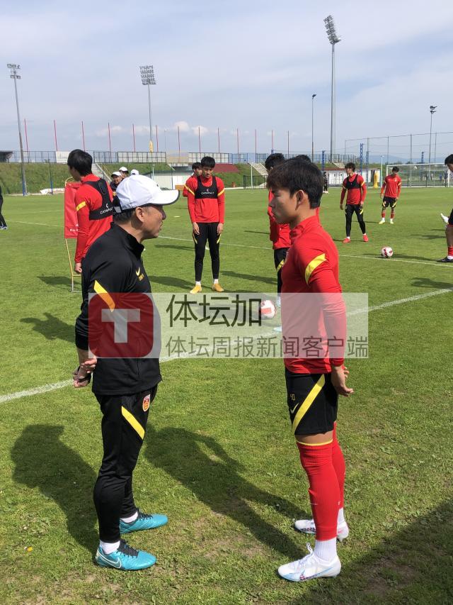 1688905349574024170.jpg 国奥队主教练成耀东与何小珂交流.jpg